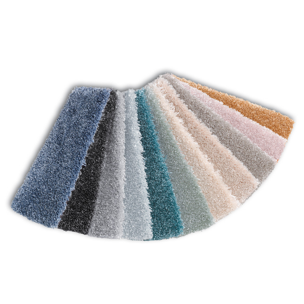Fächer mit verschiedenen Teppichmustern aus weichem, hochflorigem Material in mehreren Farben.