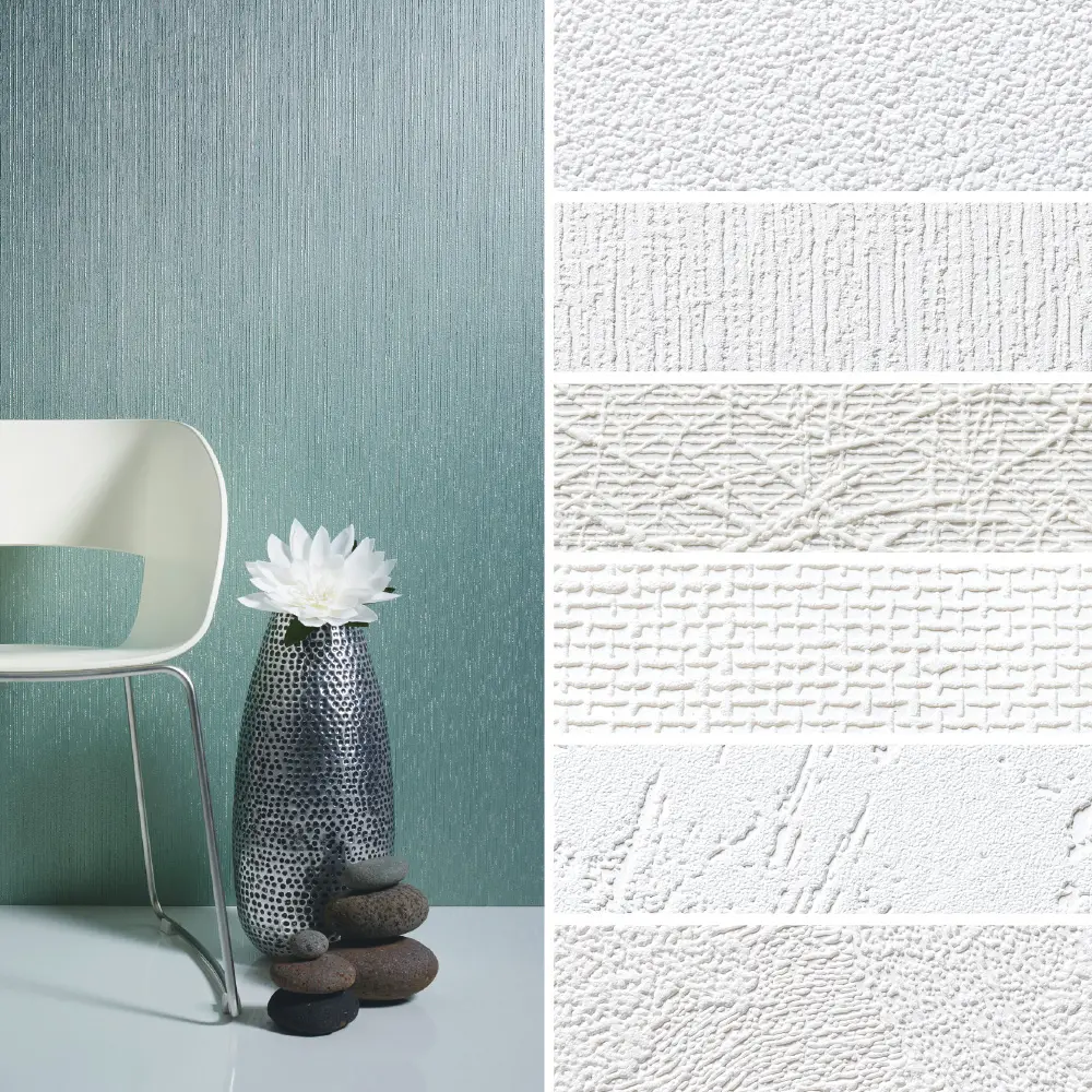 Links im Bild steht ein weißer Stuhl neben einer Vase mit Blume vor einer strukturierten, grünen Wand; rechts sind verschiedene weiße Tapetenstrukturen im Detail abgebildet.