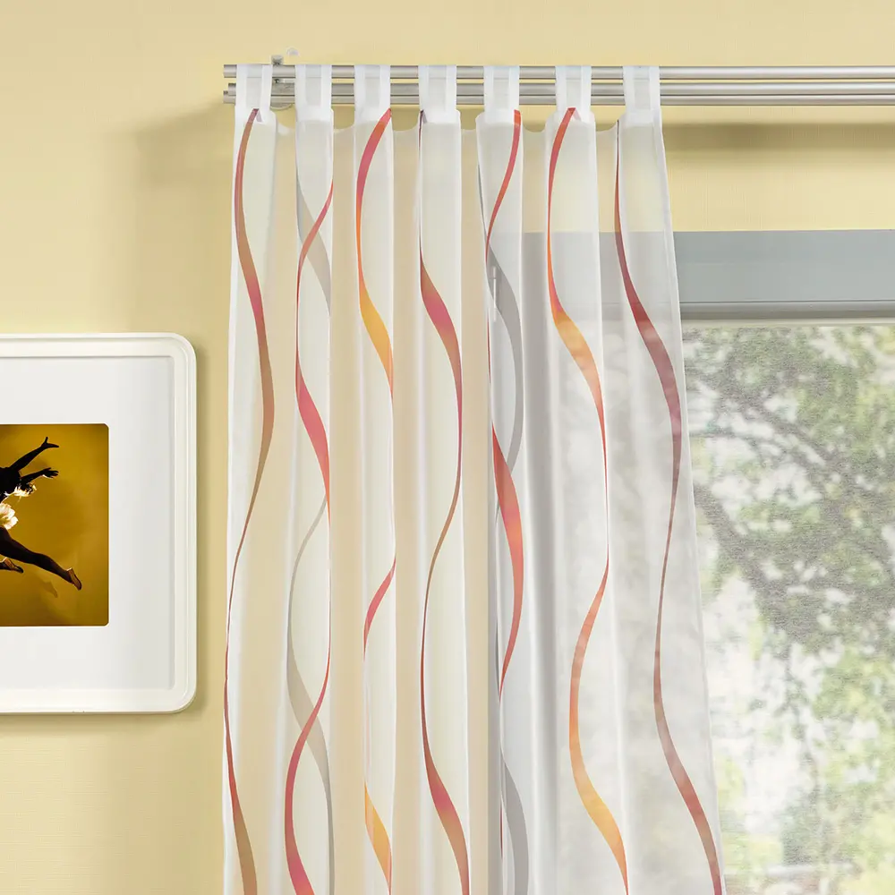 Fenster mit transparentem Vorhang und Wellenmuster in Rot und Orange