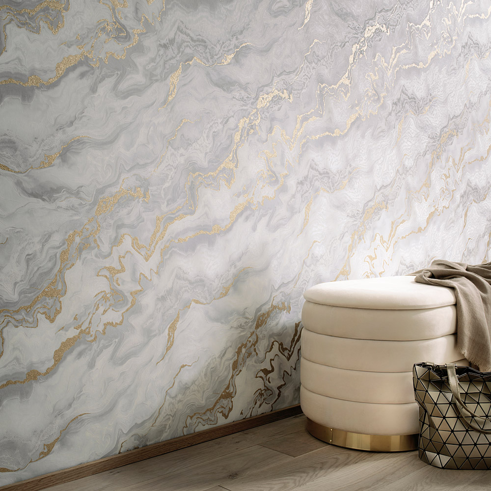 Elegante Vliestapete in Marmoroptik mit goldfarbenen Akzenten
