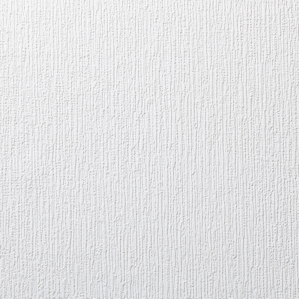 Weiße Wand mit senkrechter, strukturierter Linienprägung.