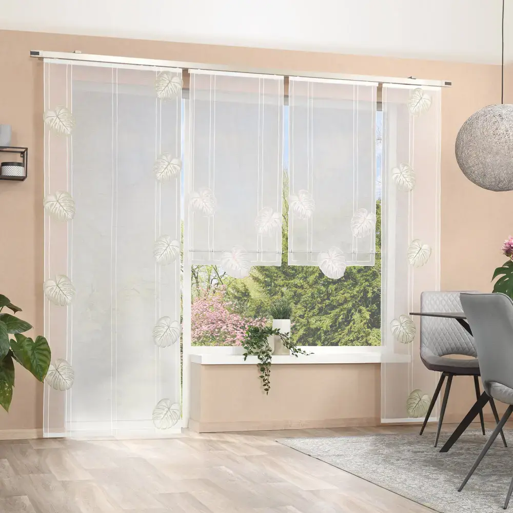 Fensterdekoration aus feinem Käseleinen