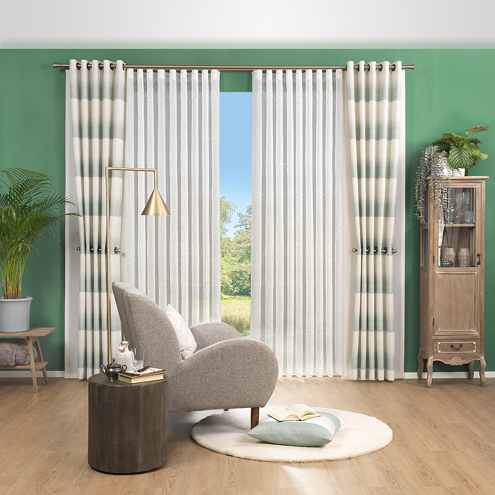 Natürliche Fensterdeko mit modernen Akzenten